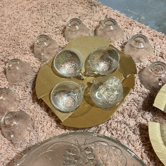 Vintage punch bowls and 12 tea cup style glasses - Picture 5 of 5